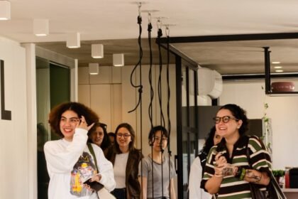 networking-feminino:-como-impulsionar-seu-futuro-profissional-conhecendo-pessoas