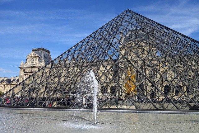 museu-do-louvre-e-reaberto-a-visitantes-tres-dias-apos-roubo-de-joias