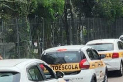 autoescolas-realizam-protesto-em-curitiba-contra-proposta-que-elimina-aulas-obrigatorias-para-cnh