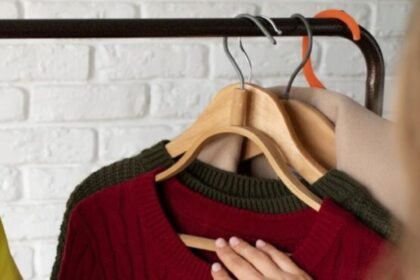 bazar-solidario-no-boqueirao-oferece-16-mil-pecas-de-roupas-com-precos-entre-r$-5-e-r$-50