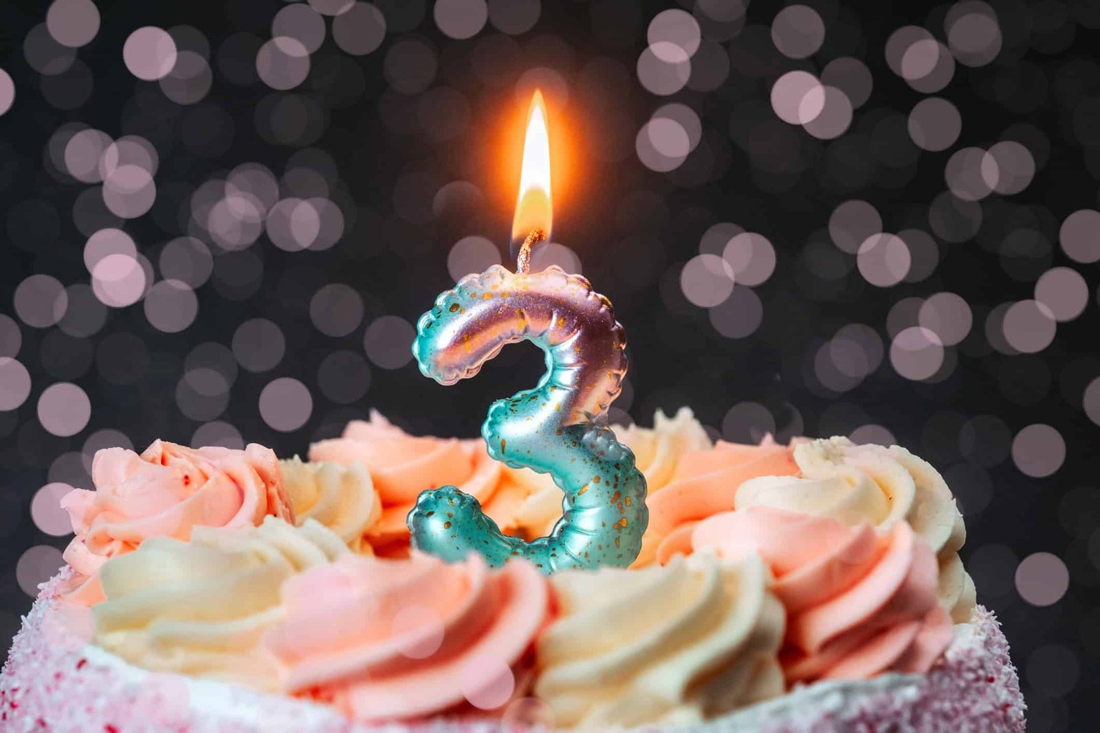 glitter-polemico:-anvisa-alerta-para-uso-de-po-decorativo-como-alimento
