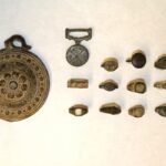 aneis-e-medalhoes-com-mais-de-mil-anos-sao-encontrados-em-brecho