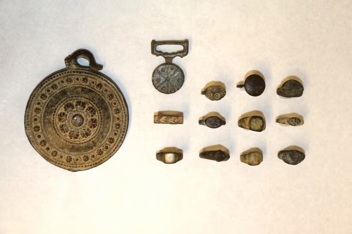 aneis-e-medalhoes-com-mais-de-mil-anos-sao-encontrados-em-brecho