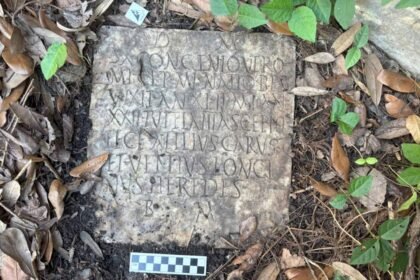 lapide-romana-e-encontrada-em-jardim-nos-eua
