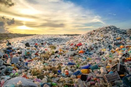 praia-brasileira-virou-um-deposito-de-lixo-da-asia