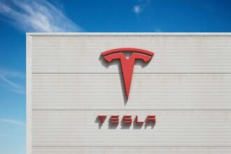 tesla-e-investigada-por-falhas-graves-em-sistema-de-direcao-autonoma