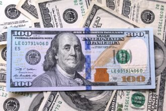 dolar-sobe-a-r$-5,37,-seguindo-exterior-e-com-temores-fiscais-apos-derrota-do-governo