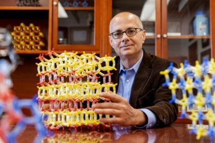 de-refugiado-a-nobel:-quimico-celebra-o-poder-da-ciencia-para-reduzir-desigualdades