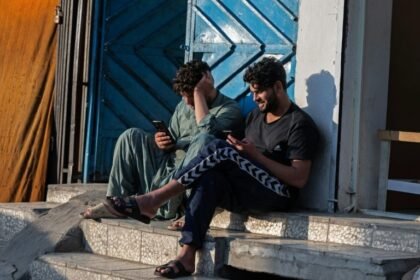 afeganistao-restringe-acesso-a-redes-sociais-em-celulares