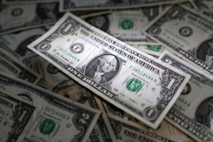 dolar-dispara-e-bate-r$-5,50-com-incertezas-fiscais-e-ameacas-de-trump-a-china