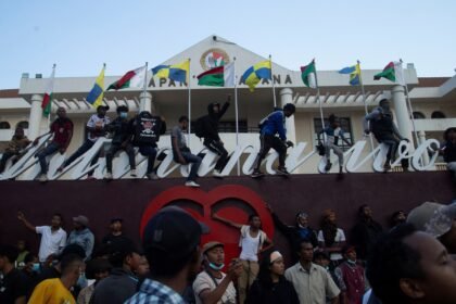 crise-em-madagascar:-“gen-z”-lidera-atos-e-militares-dizem-ter-assumido-o-poder