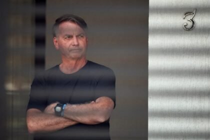 bolsonaro-volta-a-ter-crise-de-solucos-e-moraes-autoriza-atendimento-medico-em-casa