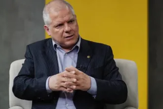 ex-presidente-do-inss-mantem-silencio-na-cpi-e-relator-ameaca-prisao