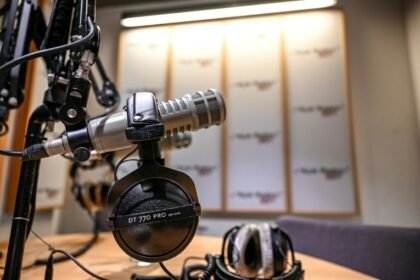 producao-em-massa-de-podcasts-com-ia-perturba-uma-industria-fragil