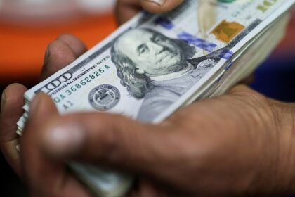 dolar-sobe-proximo-de-r$-5,50-em-meio-a-receios-com-tensao-comercial-eua-china