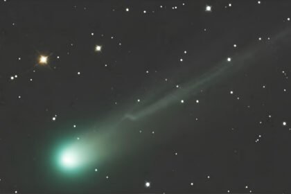 vento-solar-poderoso-quebra-a-cauda-do-cometa-mais-brilhante-do-ano