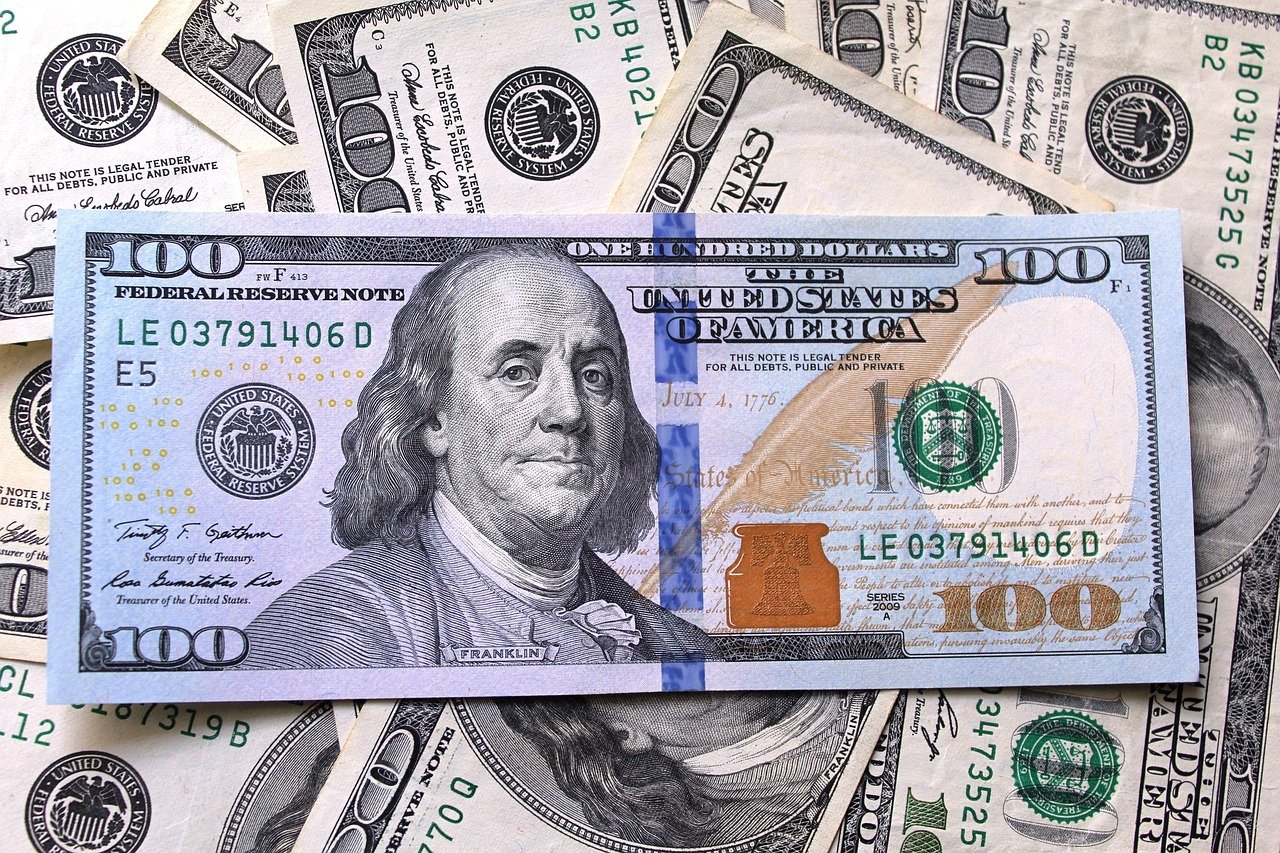dolar-hoje-cai-com-expectativa-de-corte-de-juros-nos-eua