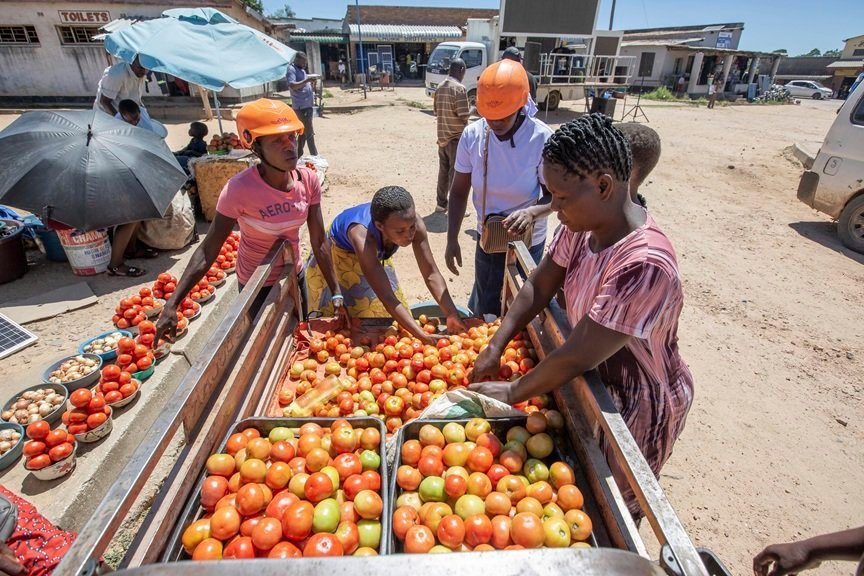 como-triciclos-eletricos-estao-ajudando-agricultoras-do-zimbabue-a-conseguir-precos-melhores