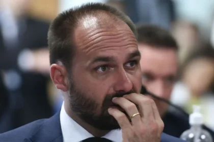 moraes-determina-que-dpu-assuma-defesa-de-eduardo-bolsonaro-em-denuncia-sobre-coacao