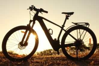 bateria-de-bicicleta-eletrica-explode-e-destroi-apartamento-no-rj