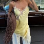 slip-dress-assimetrico-e-calca:-como-usar-a-combinacao-do-momento!