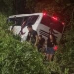 video:-onibus-com-estudantes-cai-de-ribanceira-em-maceio
