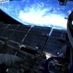 role-diferente:-astronautas-russos-caminham-fora-de-estacao-espacial