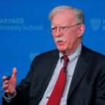 desafeto-de-trump,-ex-assessor-de-seguranca-nacional-e-indiciado-nos-eua