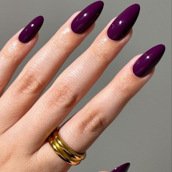 inspiracoes-de-unhas-com-esmalte-roxo,-a-aposta-estilosa-da-temporada