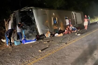 onibus-atingiu-rochas-e-barranco-antes-de-tombar-e-matar-15-em-pe