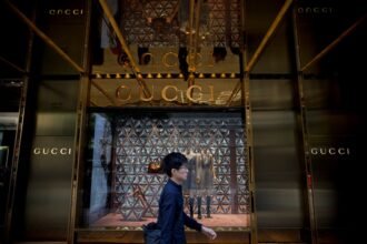 dono-da-gucci-quer-vender-unidade-de-beleza-para-a-l’oreal,-segundo-fontes