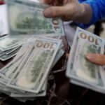 dolar-cai-pelo-3o-pregao-seguido-e-se-aproxima-de-r$-5,40;-ibovespa-sobe-a-143-mil-pontos