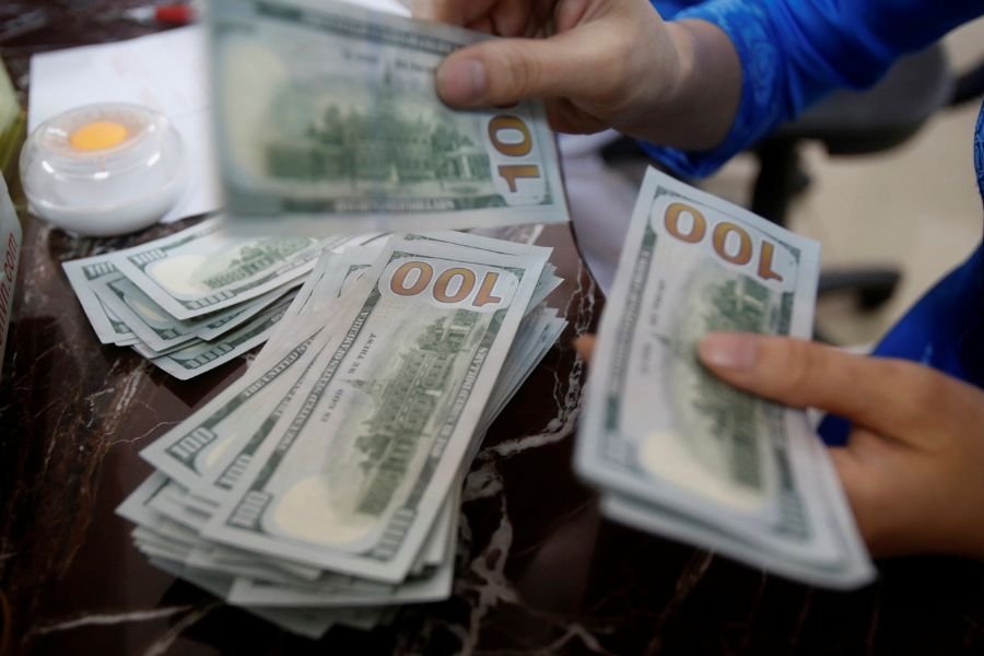 dolar-cai-pelo-3o-pregao-seguido-e-se-aproxima-de-r$-5,40;-ibovespa-sobe-a-143-mil-pontos