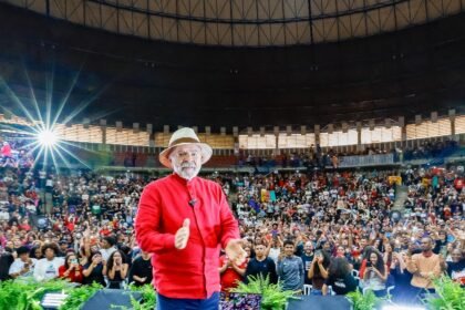 “que-nunca-mais-um-presidente-de-outro-pais-ouse-falar-grosso-com-o-brasil”,-diz-lula