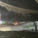 aviao-de-carga-derrapa-e-cai-no-mar-durante-pouso-em-hong-kong