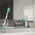 sua-escova-de-dentes-abriga-ate-12-milhoes-de-microbios