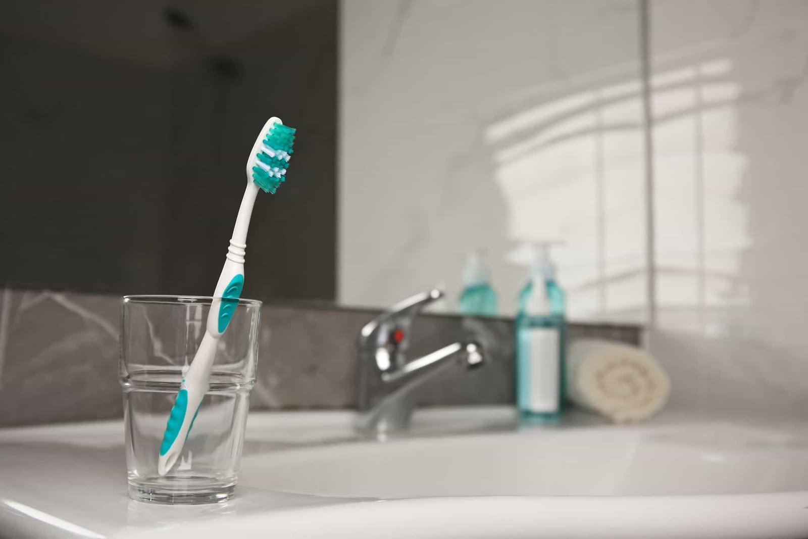 sua-escova-de-dentes-abriga-ate-12-milhoes-de-microbios