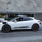 robotaxi-da-waymo-e-investigado-apos-contornar-onibus-escolar-parado