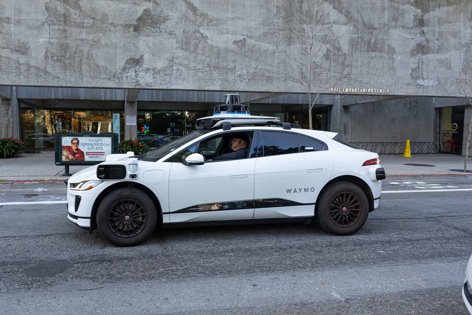 robotaxi-da-waymo-e-investigado-apos-contornar-onibus-escolar-parado