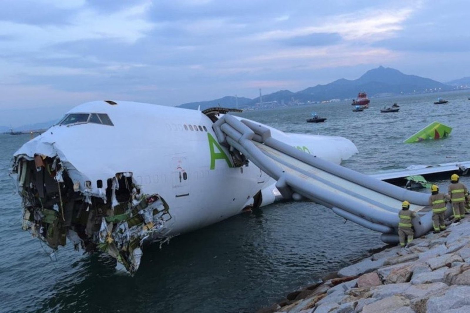 aviao-cargueiro-bate-em-veiculo-e-deixa-dois-mortos-em-hong-kong
