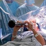 video:-mulher-toca-clarinete-durante-cirurgia-cerebral-para-parkinson