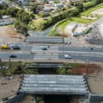 curitiba-avanca-na-construcao-do-viaduto-que-conectara-a-capital-a-pinhais-com-instalacao-de-vigas-gigantes