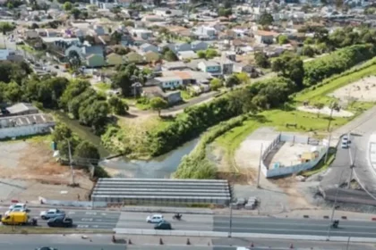 curitiba-avanca-na-construcao-do-viaduto-que-conectara-a-capital-a-pinhais-com-instalacao-de-vigas-gigantes