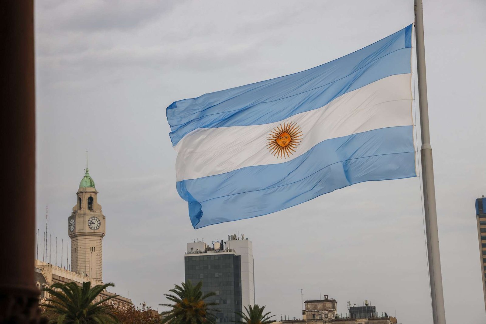dolar-continua-em-alta-na-argentina-e-toca-o-teto-da-banda-cambial