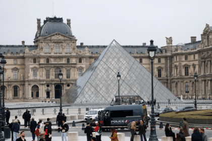 roubo-de-joias-do-louvre-causou-prejuizo-de-88-mi-de-euros,-diz-promotora-de-paris