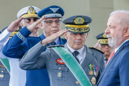 “tem-loucos-no-mundo-querendo-guerra”:-lula-quer-mais-investimentos-em-defesa,-armas-e-tecnologia-para-fortalecer-as-forcas-armadas,-proteger-214-milhoes-de-brasileiros-e-impedir-que-outros-paises-“metam-o-nariz”-no-brasil