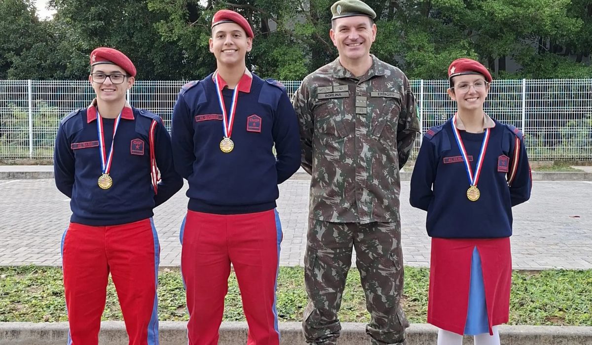 colegio-militar-mostra-sua-forca-ao-mundo:-quatro-estudantes-de-sao-paulo-conquistam-ouro-inedito-em-olimpiada-internacional-na-franca