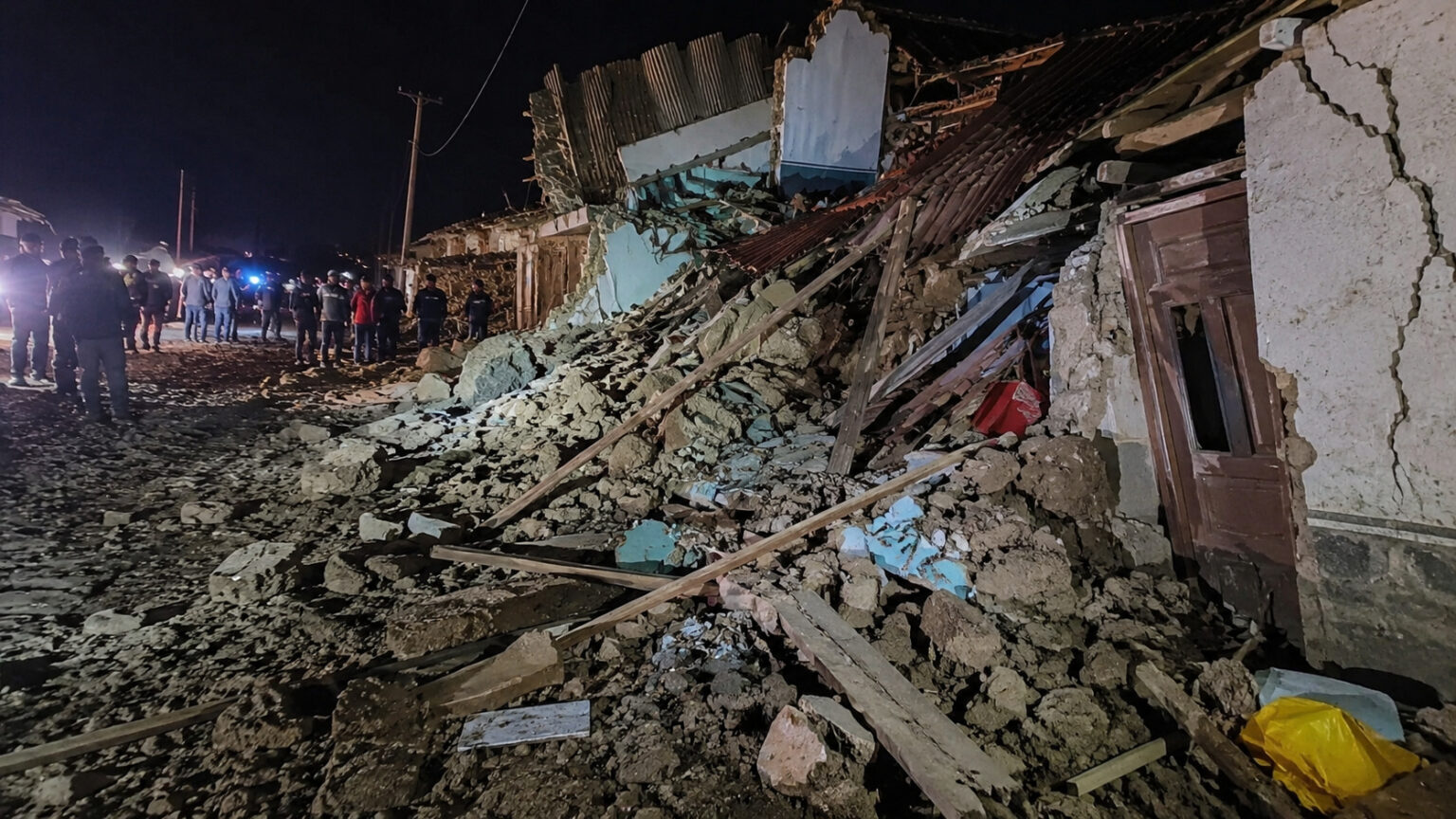 terremoto-de-magnitude-5,5-sacode-os-andes-durante-a-noite,-derruba-casas-de-adobe-perto-de-sicaya-e-deixa-mortos,-feridos-e-centenas-de-familias-sem-ter-para-onde-voltar-no-peru