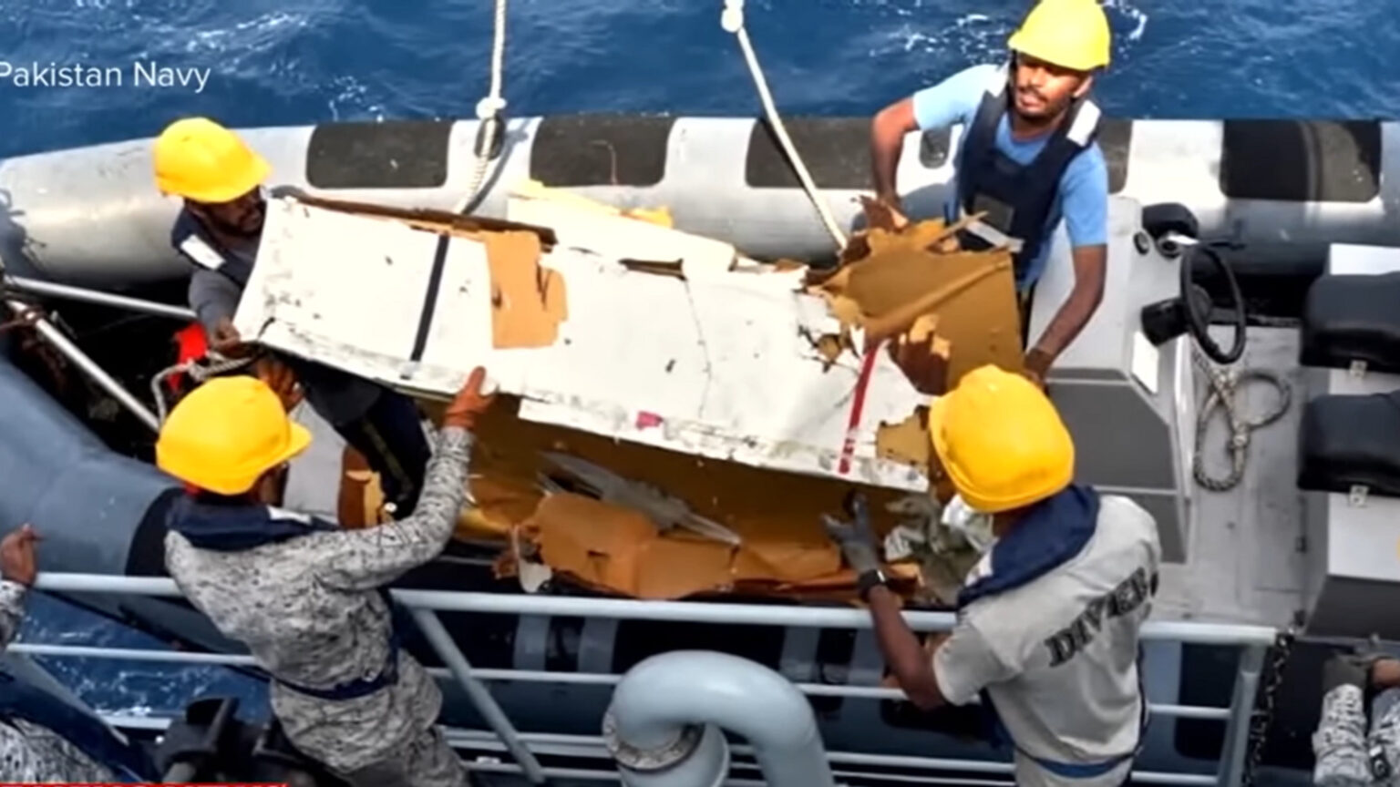 equipes-encontram-destrocos-de-aviao-cargueiro-no-mar-arabico-apos-12-horas-de-buscas,-mas-cinco-tripulantes-continuam-desaparecidos-no-paquistao