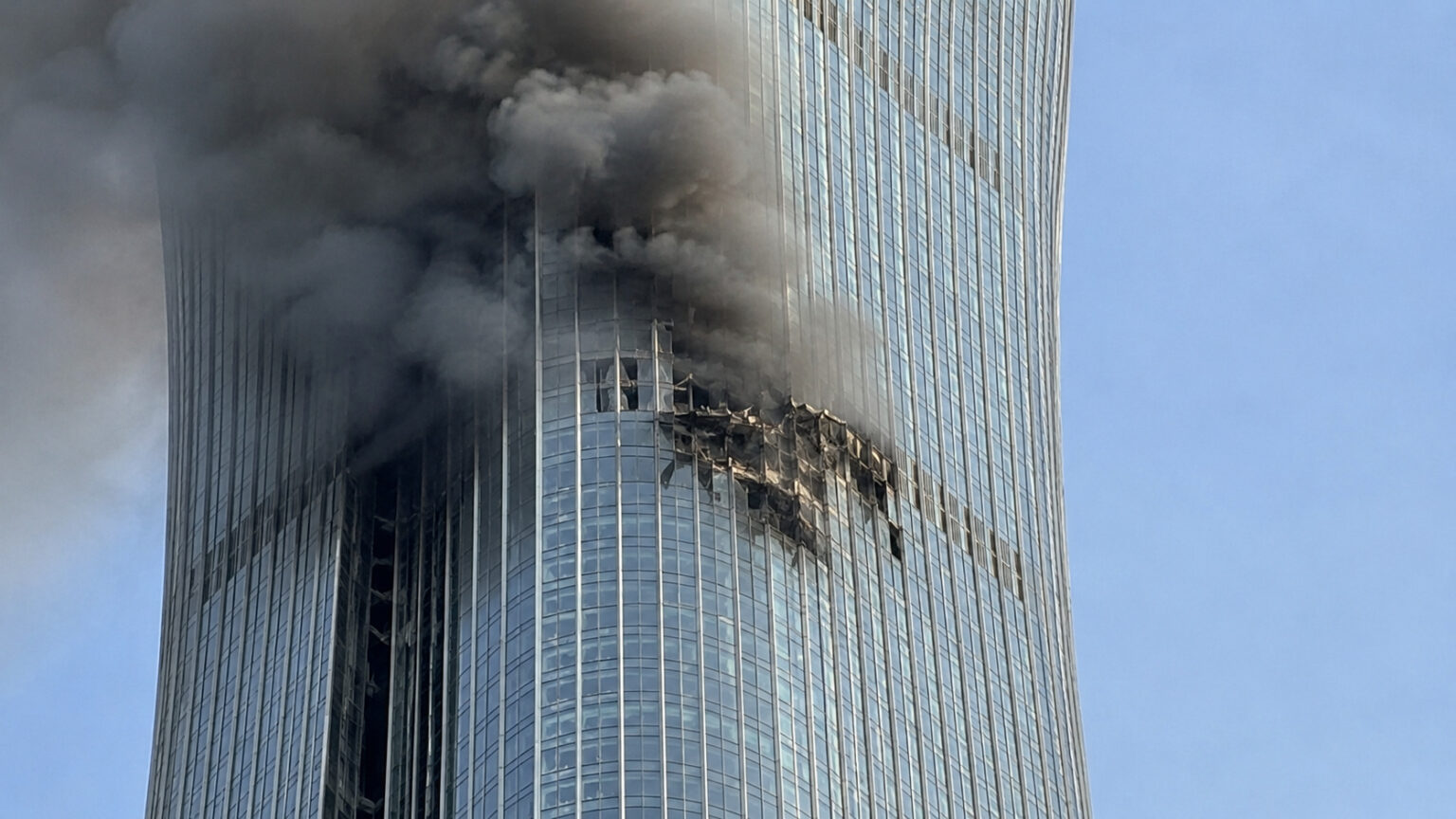 como-um-aviao-chegou-ate-a-torre-citic?-pequim-investiga-possivel-colisao-com-o-predio-mais-alto-da-cidade-apos-fumaca-e-fragmentos-serem-vistos-no-local.